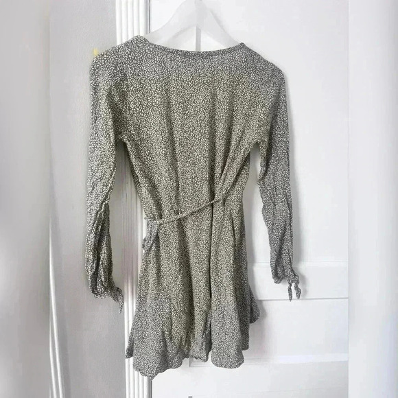 Abercrombie & Fitch Wrap Front Dress Ditsy Floral Green & White Ruffles Size XS - Picture 1 of 6